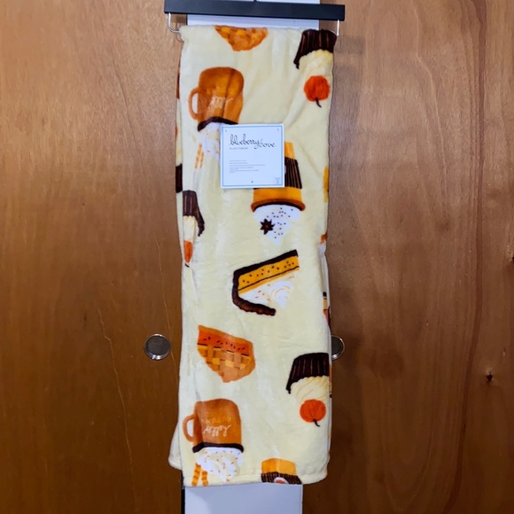 🧁 ☕️ 🥧 NWT Coffee, Pie & Cupcake Oversized Throw Blanket - Picture 1 of 5